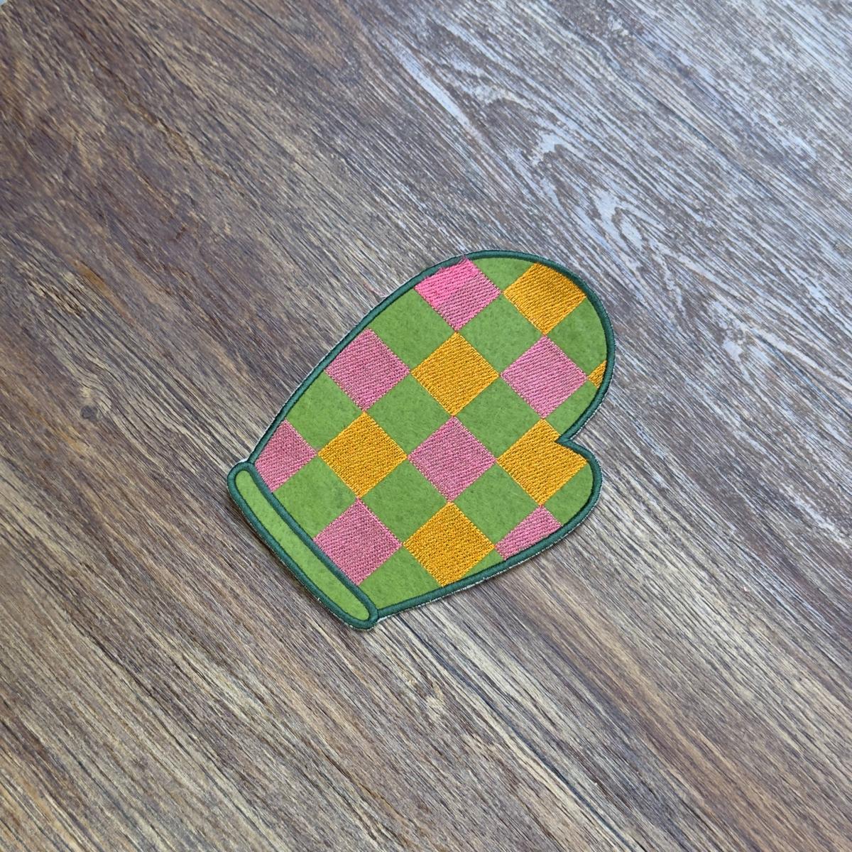 Blue-Plaid-Mitten-Mug-Rug-Embroidery-Design