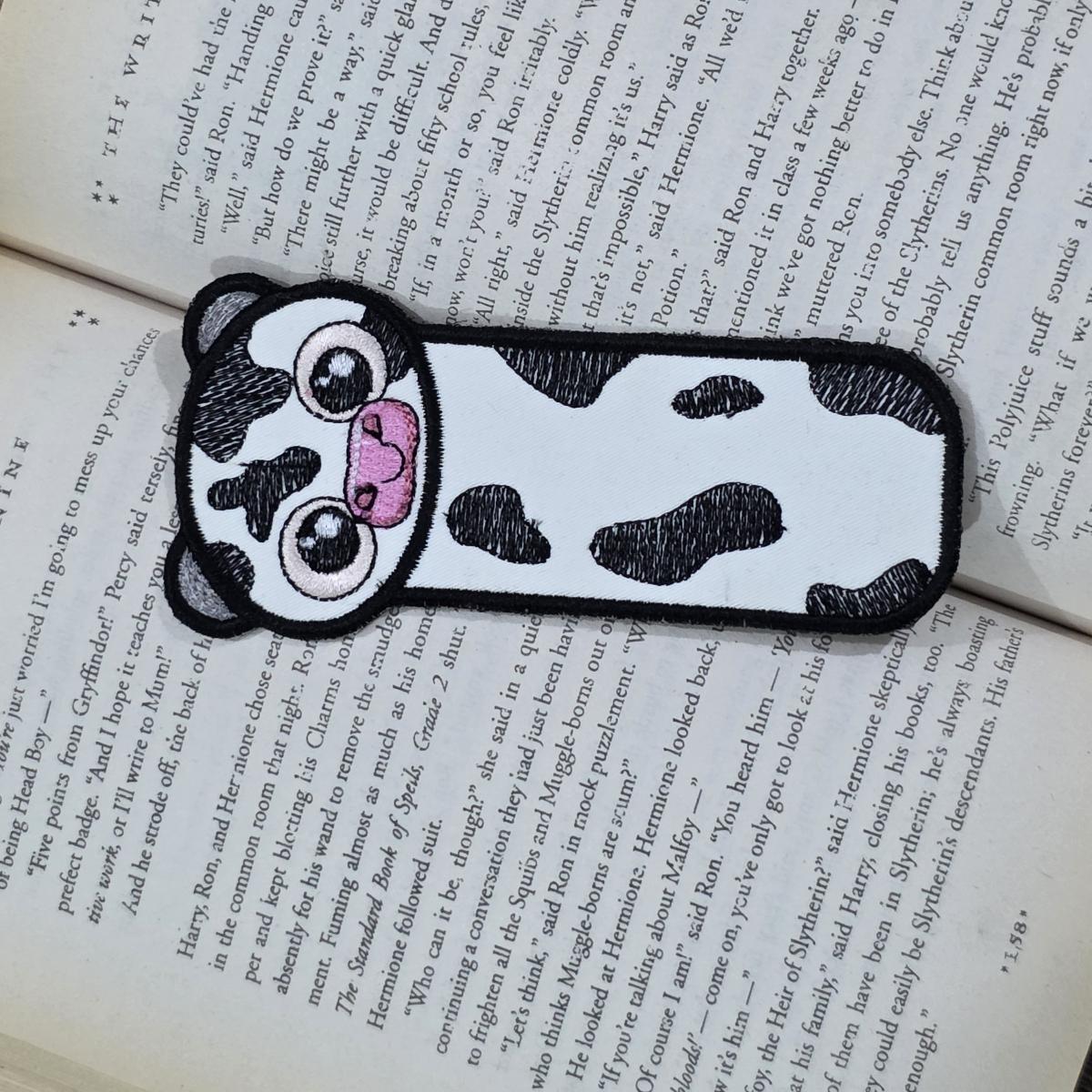 cute-cow-ith-bookmark-embroidery-design