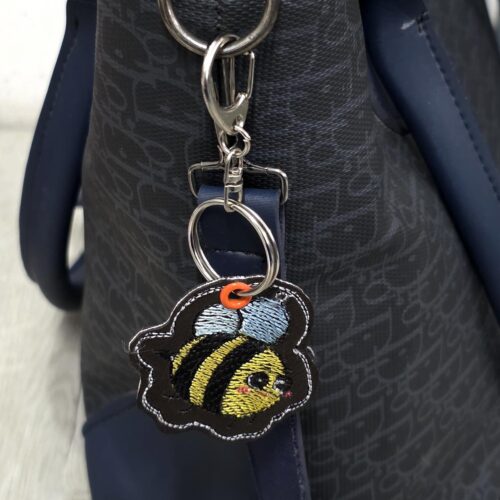 happy-honey-bee-key-fob-embroidery-design
