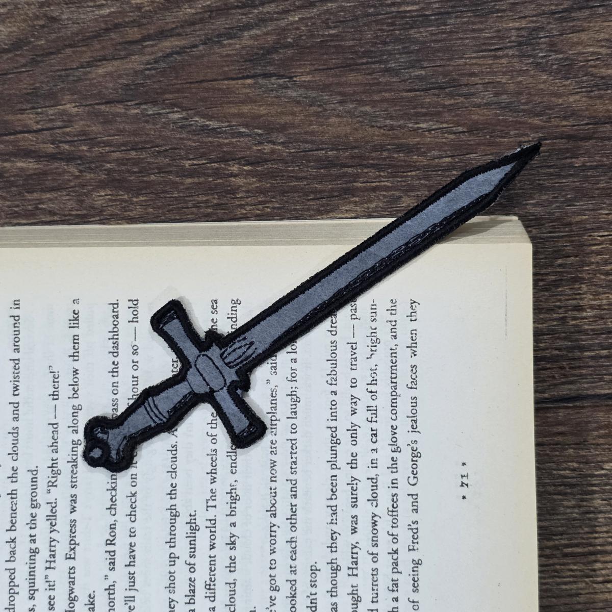 knight-sword-ith-bookmark-embroidery-design