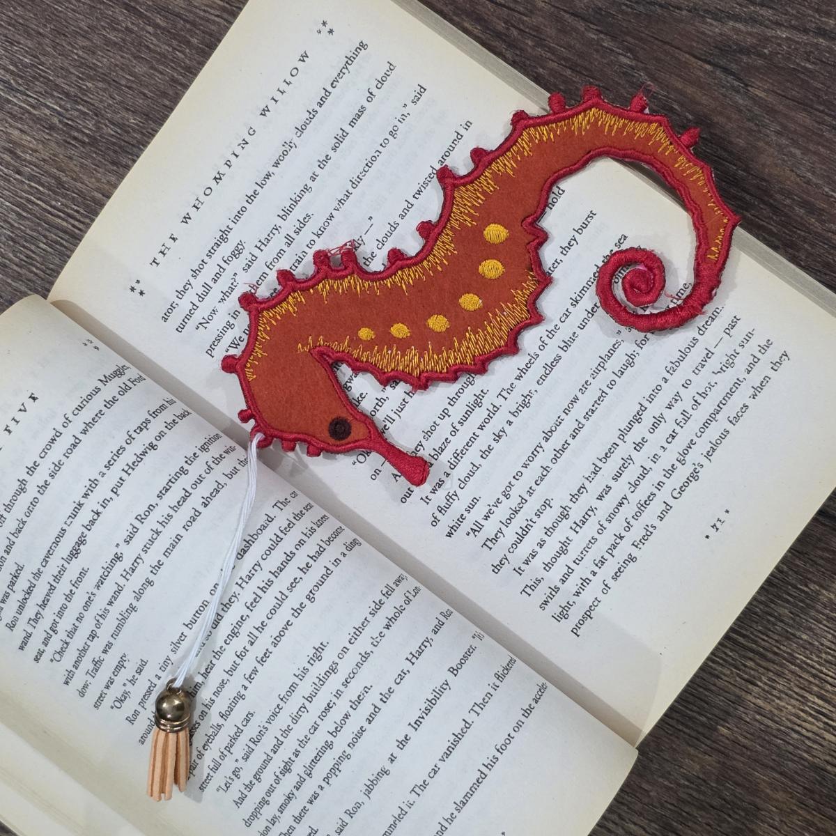 seahorse-ith-bookmark-embroidery-design