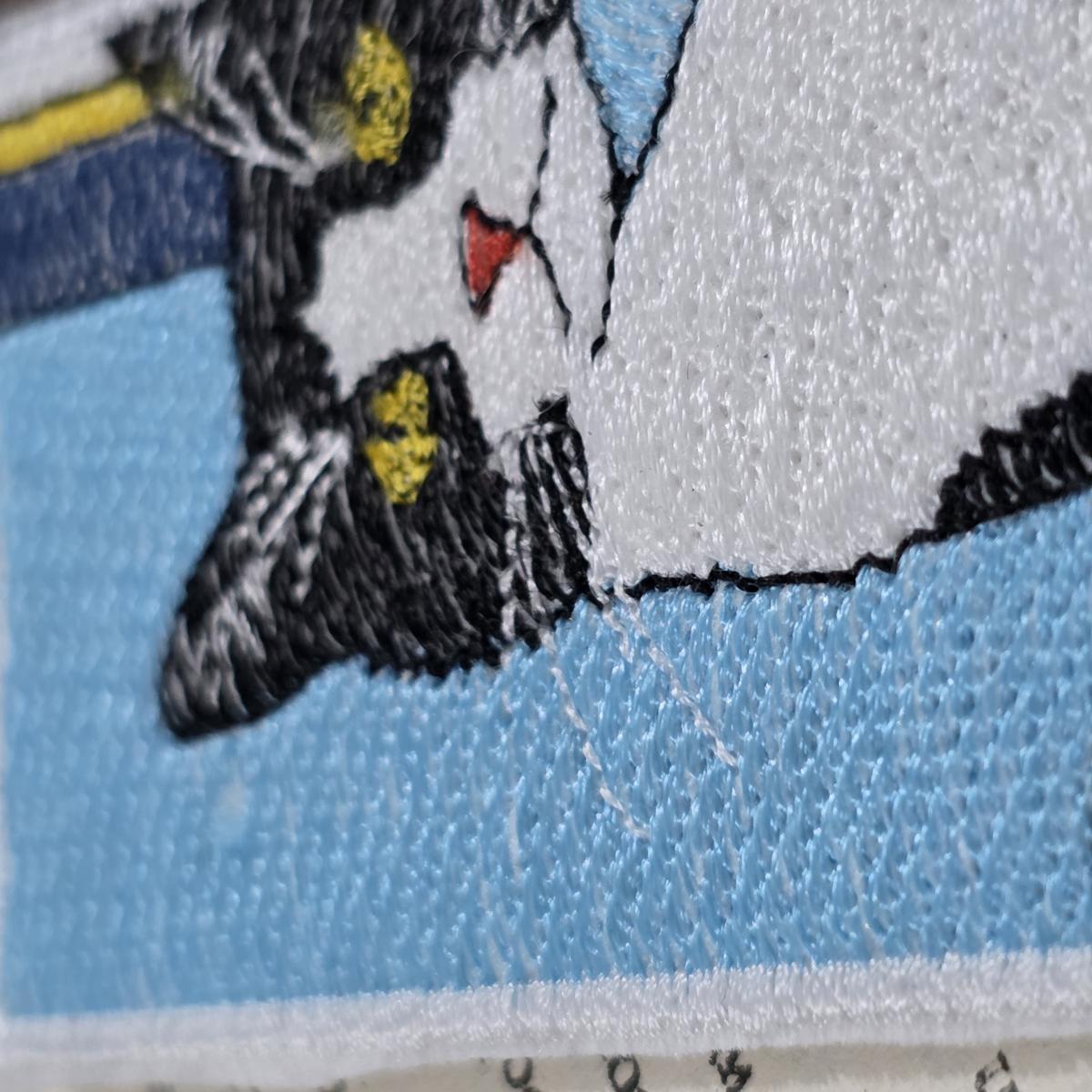 yellow-eyes-cat-ith-bookmark-embroidery-design