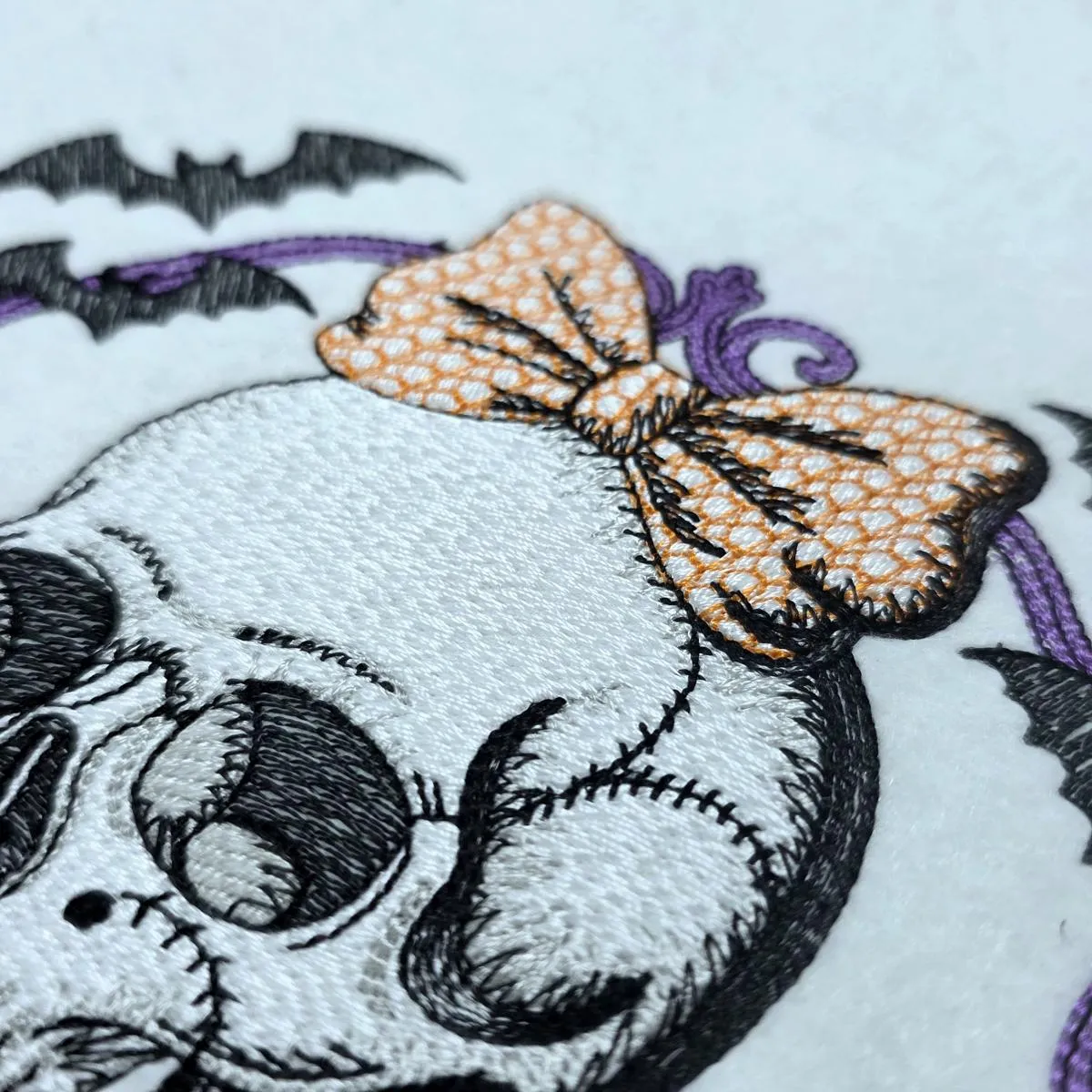 skull-with-bow-halloween-frame-embroidery-design